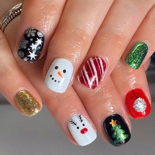 womens-christmas-nails