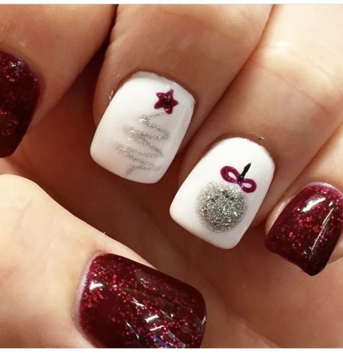 womens-christmas-nails